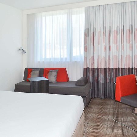 Novotel London Brentford Exterior photo