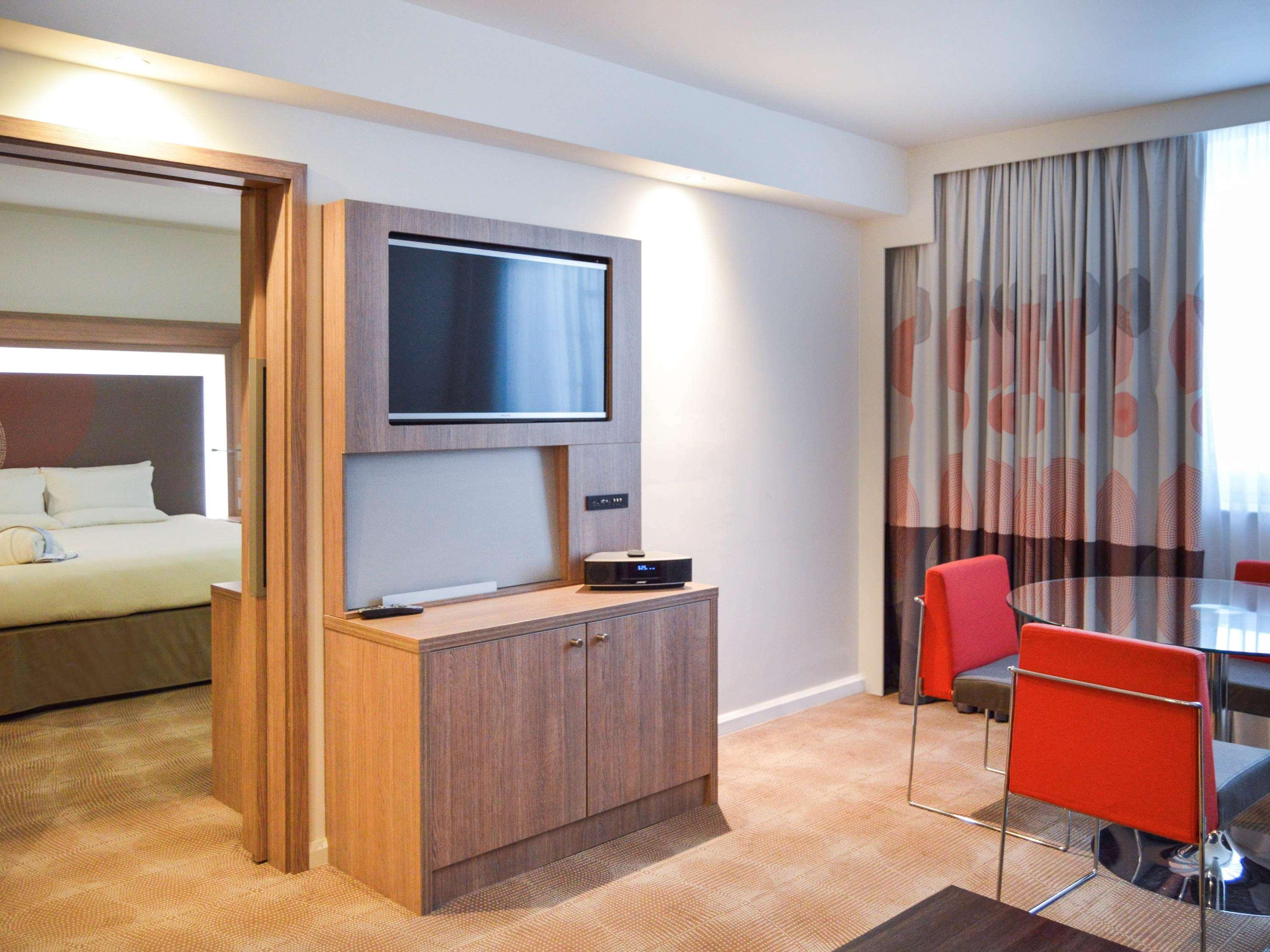 Novotel London Brentford Exterior photo