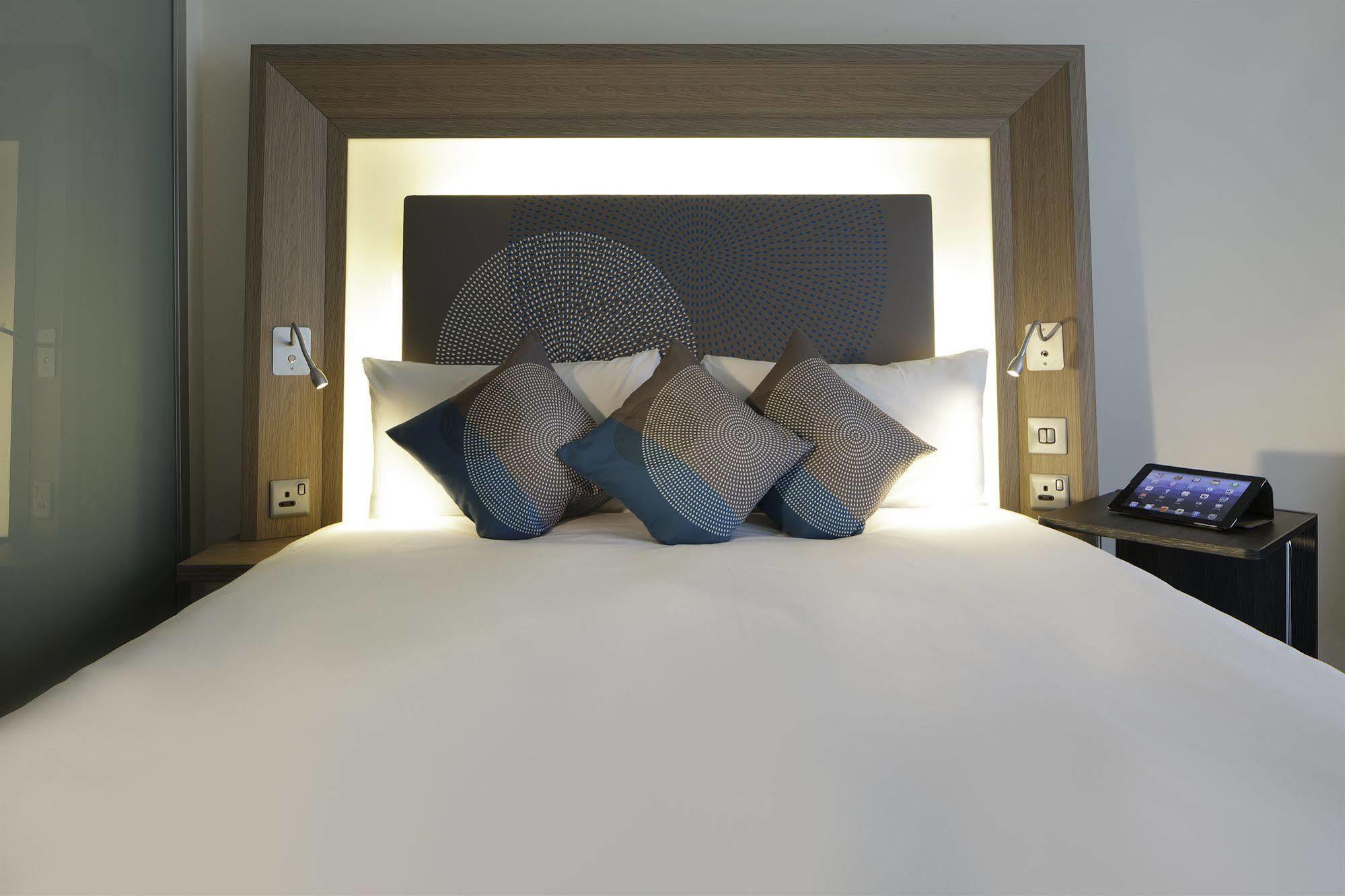 Novotel London Brentford Exterior photo